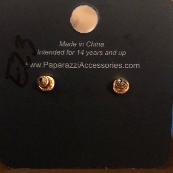 Last Pair of Paparazzi!💍Paparazzi post earrings - Picture 3 of 4